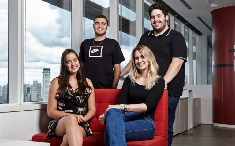 Da esq .para dir. em pé:. Vinicius Roldan e Fernando Blanc Da esq. para a dir. sentados: Cris Canuto e Natasha Santoro.