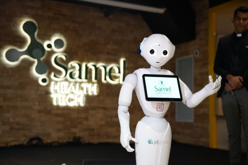 Samel Health Tech e o robô Pepper, que será utilizado no atendimento