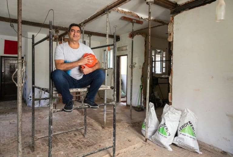 Apresentador Zeca Camargo na reforma de seu apartamento