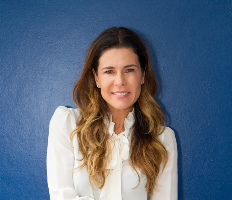 Tati Oliva - Cross