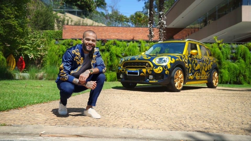 Daniel Alves venderá automóvel autografado no Mercado Livre.