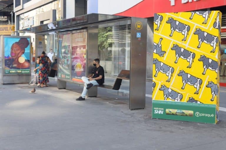 Piraquê cede espaços de publicidade para exposição de obras de arte.