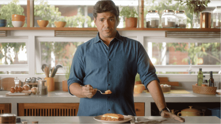 Em campanha, Chef Felipe Bronze avalia a lasanha Sadia