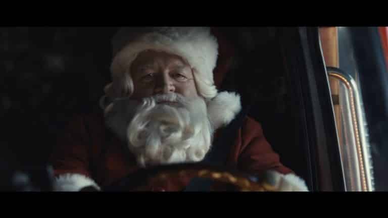 Coca-Cola convida as pessoas a estarem juntas, mesmo que à distância neste Natal.