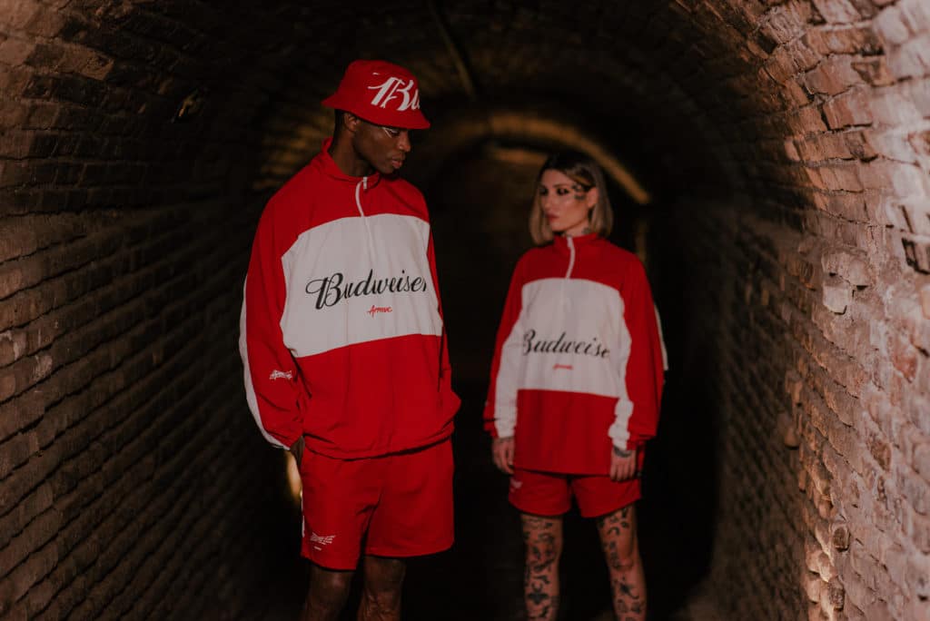 Budweiser lança coleção de roupas exclusiva em collab com Approve.