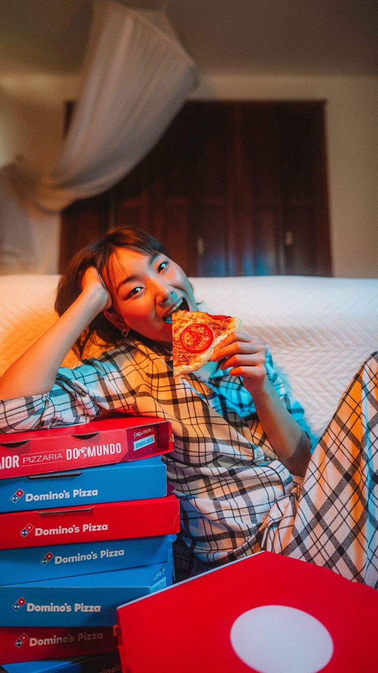 Domino's valoriza processo artesanal e cuidado com cada pizza.