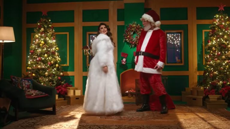 Guaraná Antarctica e Paula Fernandes deixam o Natal mais brasileiro.