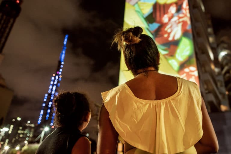 Santander destaca a solidariedade dos brasileiros em espetáculo de Natal.