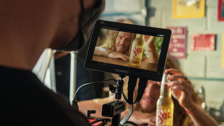 Com a música de Vitor Kley, cerveja SOL anuncia produção feita com energia solar.