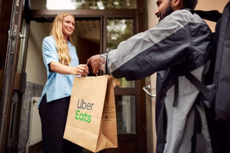 Uber Eats celebra quarto aniversário no Brasil e revela curiosidades.