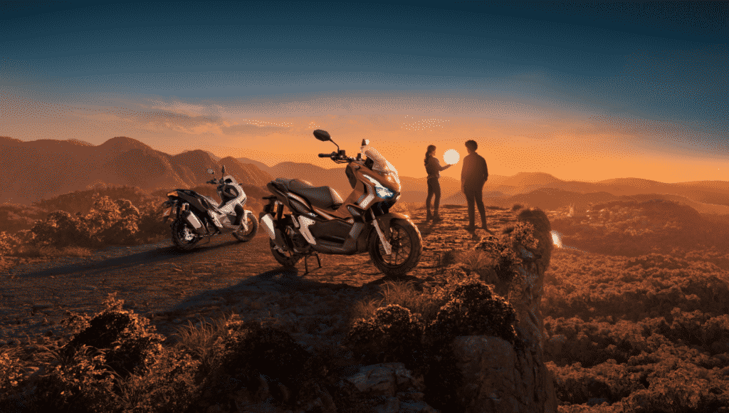 Honda ADV convida o público para o modo aventura.