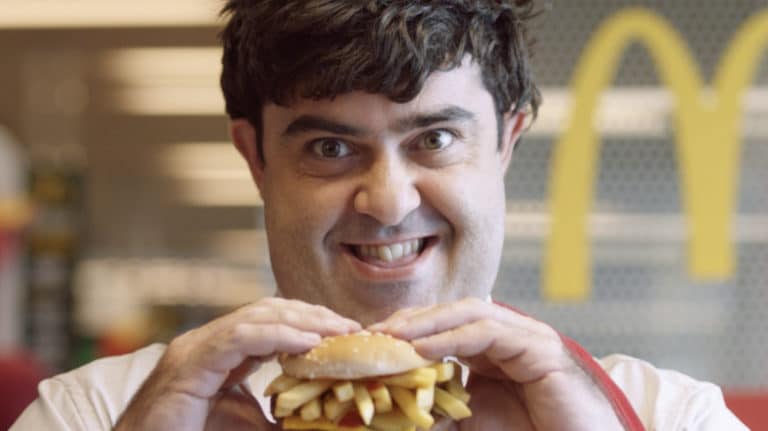 McDonald's reforça a conexão emocional que as pessoas têm com a marca.