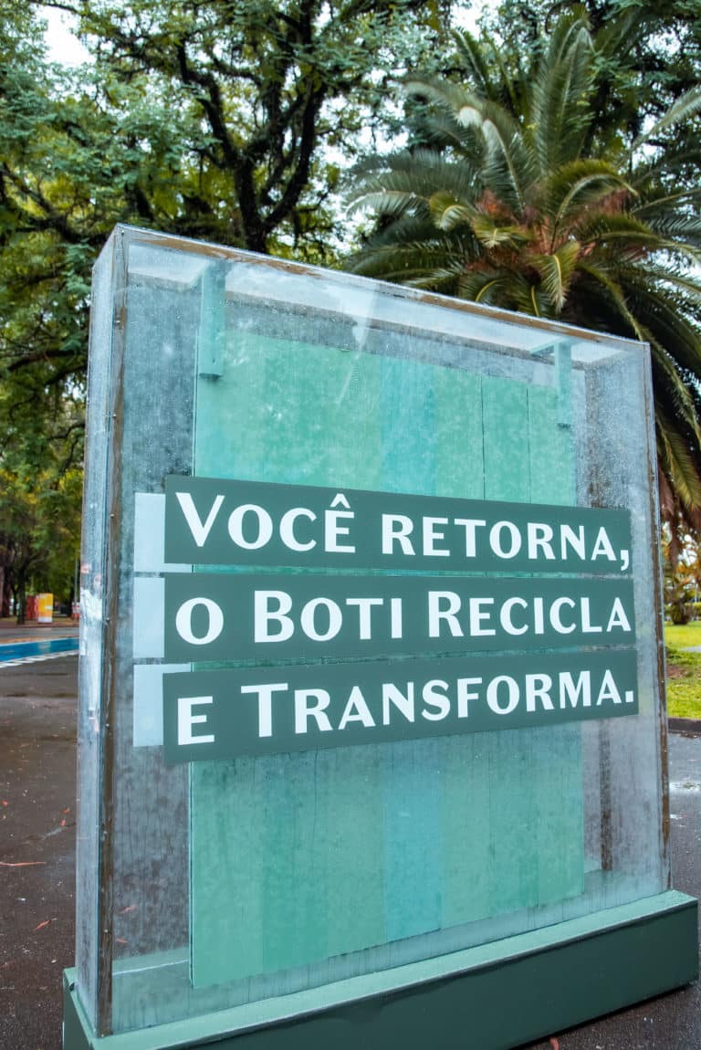 O Boticário transforma plástico reciclado para melhorar a estrutura de escolas no país.