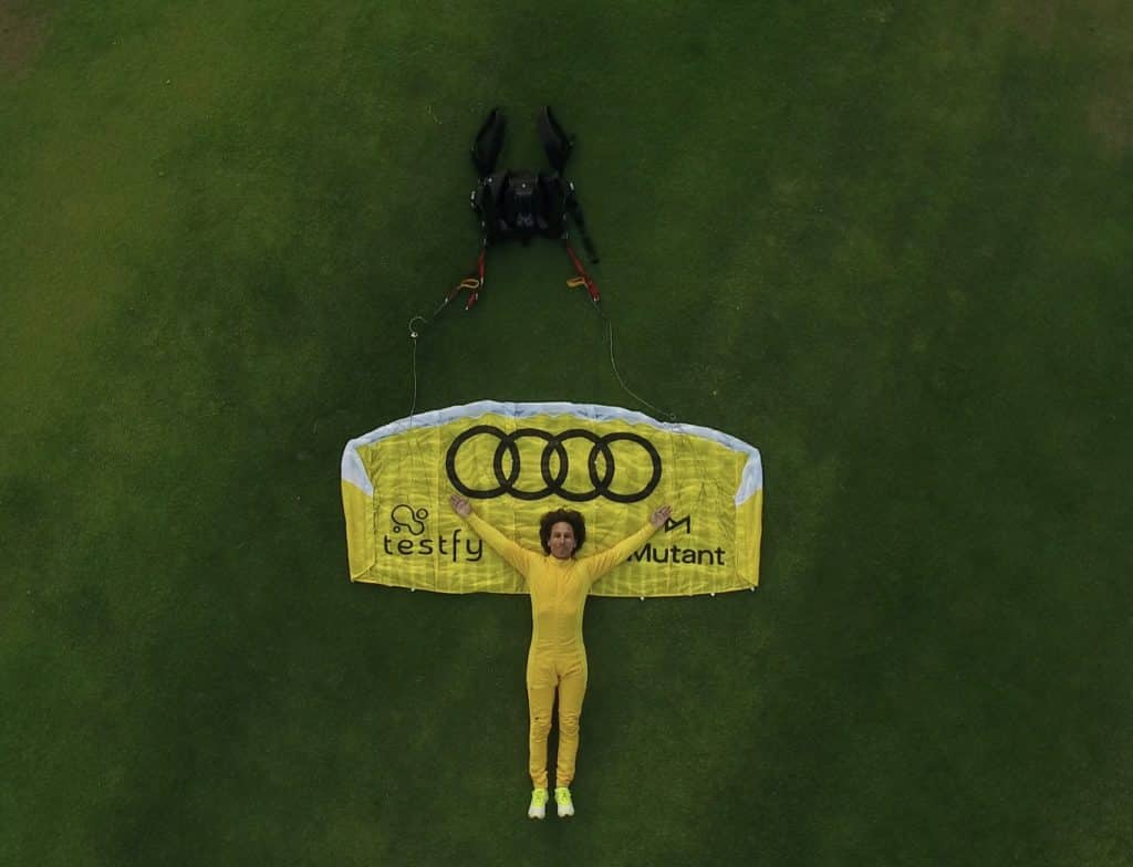 Audi promove quebra do recorde mundial de salto com o menor paraquedas.