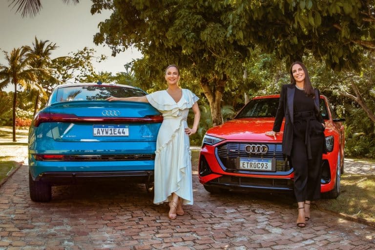 Claudia Leitte e Ivete Sangalo trocam trio por carro elétrico no Carnaval.