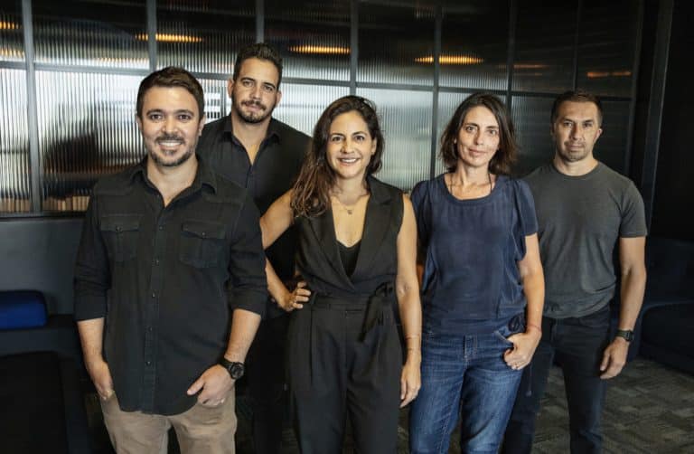 BETC/Havas promove quatro profissionais a diretores de criação associados.