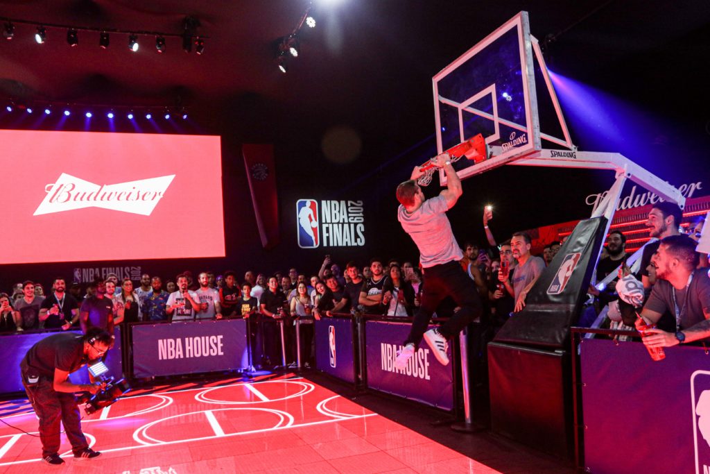 Budweiser e NBA ampliam parceria em acordo para transmissão de jogos pela internet.