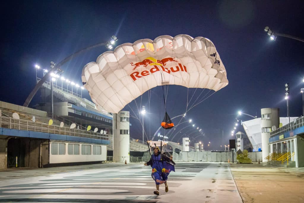 Red Bull promove ação com os skydivers no Sambódromo de São Paulo