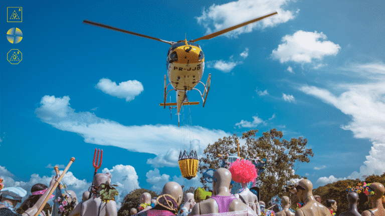 Skol testa helicóptero que faz chover em aglomerações no Carnaval.