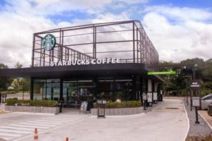 Starbucks inaugura loja Drive-Thru no Brasil.