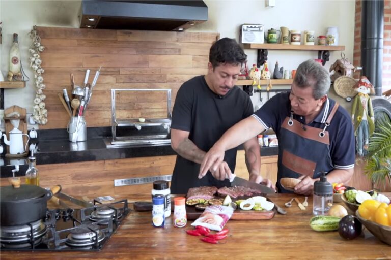 AJI-SAL transforma humorista Renato Albani em mestre churrasqueiro.