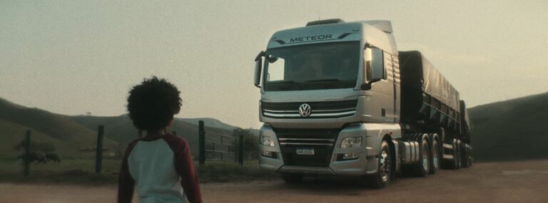 Volkswagen destaca o primeiro extrapesado da marca fabricado no Brasil.