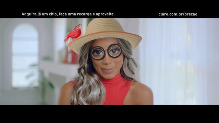 Anitta mescla filtros e situações para a Claro