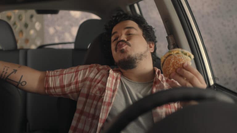 McDonald’s celebra a conveniência do Drive-Thru.