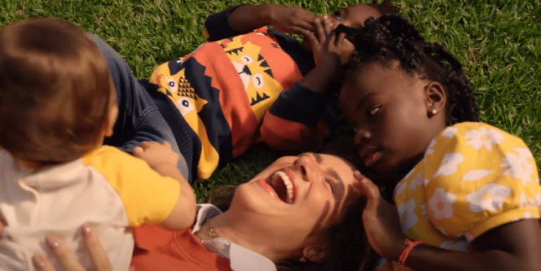 A Riachuelo lança sua nova campanha de Dia das Mães nesta terça-feira com o mote "Mãe, sua primeira influenciadora".
