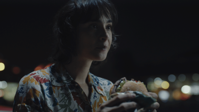 Burguer King lança campanha que retrata as contradições que invadem a mente humana em tempo de Pandemia: Confusing Times.