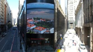 Santander instala painel eletrônico em prédio