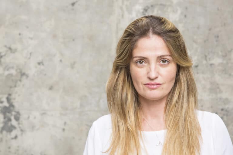 Jaqueline Travaglin atuou por três anos como diretora-geral de operações da VMLY&R. A agência anuncia a promoção de Jaqueline como COO, Chief Operating Officer, e passa a integrar o board da agência comandada por Fernando Taralli.
