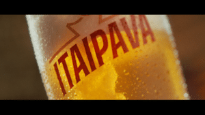 Itaipava celebra o verão em campanha publicitária