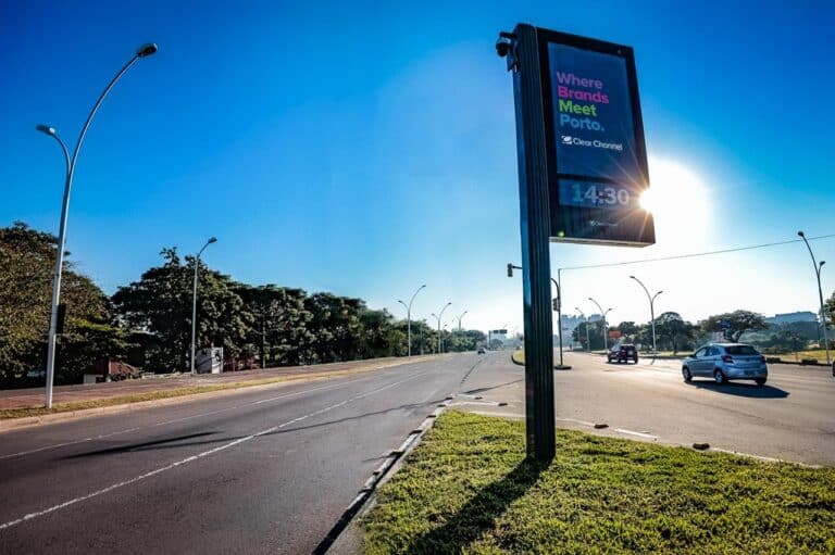 168 relógios são instalados pela Clear Channel