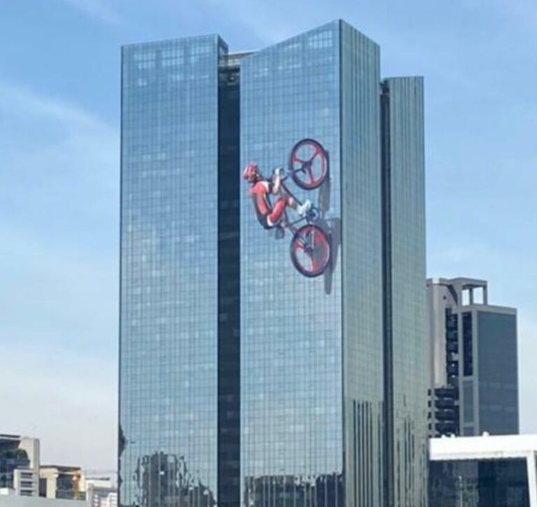 Santander adesiva prédio e com ciclistas
