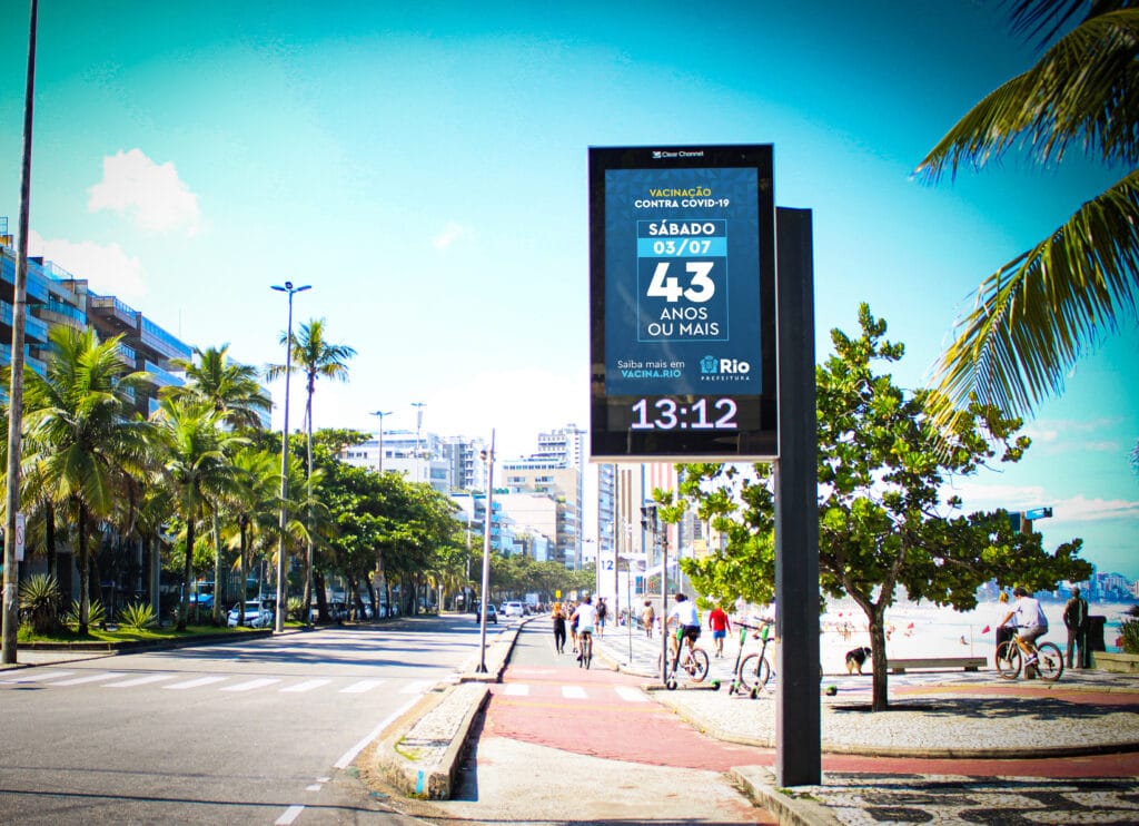 Relógios digitais de rua irão informar calendário de vacinação no Rio de Janeiro