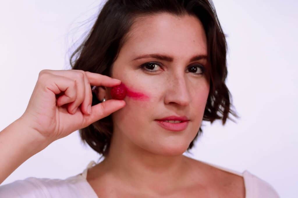 A Amokarité, marca nacional de maquiagem sólida vegana multifuncional, está promovendo nas redes a campanha "Guerreiras do Amor".