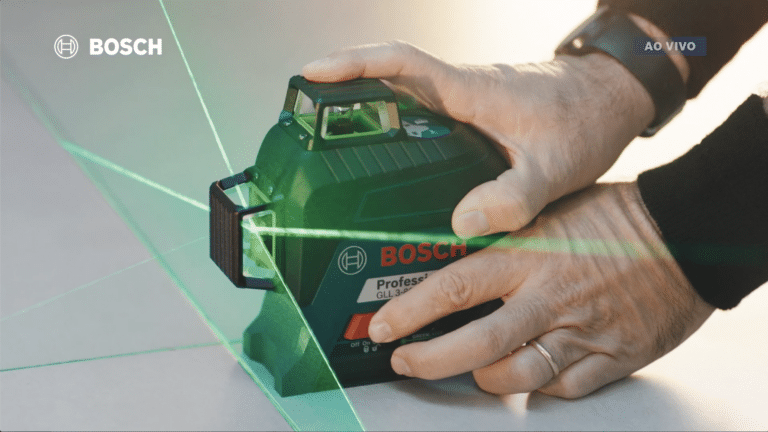 A Iris Worldwide São Paulo lança campanha de ferramentas de medição da Bosch inspirada no VAR, sistema eletrônico utilizado no futebol.