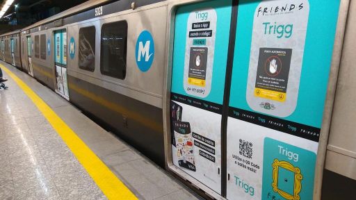 Com a intenção de mostrar o novo produto, o cartão dos Friends, a Trigg investiu uma de suas ações dentro dos metrôs de SP e do RJ.