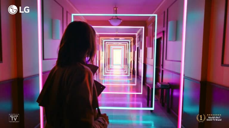 A LG entra em cena com o novo filme "Light Up Your World" que apresenta um novo mundo de cores e luzes agora possíveis graças à TV LG OLED ev