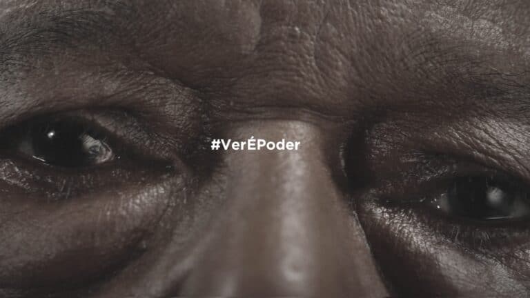 Campanha criada pela Dark Kitchen Creatives apresenta casos reais de transformações positivas após a operação da catarata.