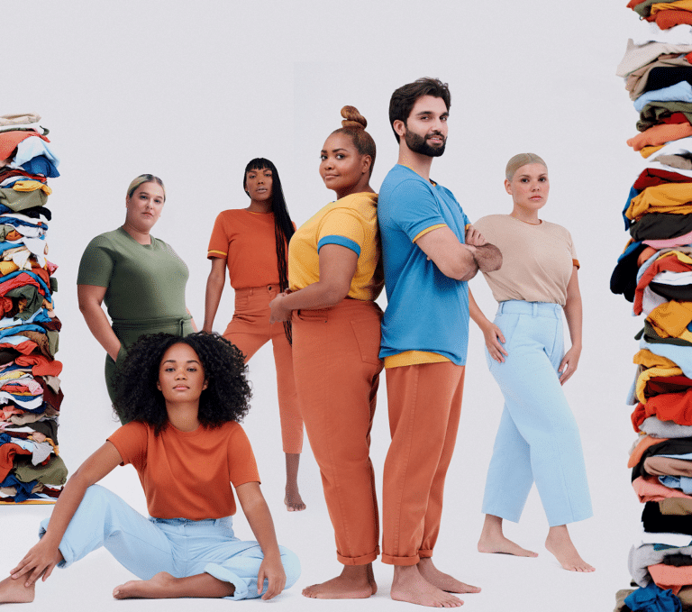 Hering celebra 30 anos da camiseta World e compensa em dobro a emissão de carbono de sua peça ícone