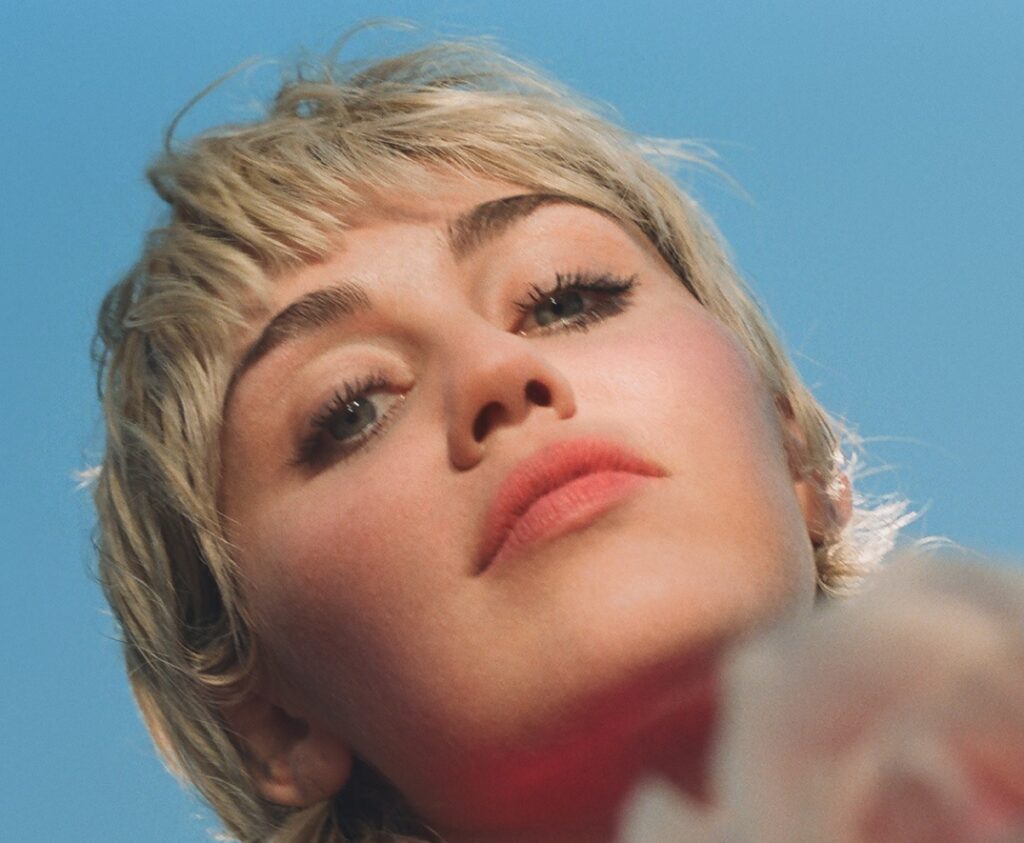 A Gucci anuncia a estreia da cantora, compositora e pioneira Miley Cyrus como o rosto do novo perfume do diretor criativo Alessandro Michele.