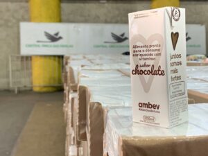 A Ambev, junto a diversos parceiros, produziu para doação, 270 mil unidades de um achocolatado à base de malte, com importantes nutrientes.
