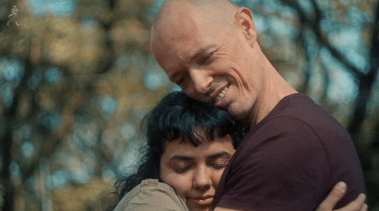 Nova campanha de Johnnie Walker para o Dia dos Pais com o tema "Pai é quem te ensina a caminhar", celebra diversas relações de pais e filhos.