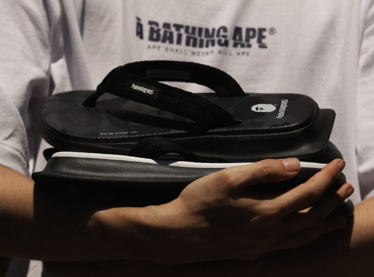 A Havaianas, em combinação com a BAPE, cria a collab Havaianas X BAPE, com produtos premium e edição limitada, trazendo o estilo streetwear.