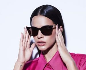 A Óticas Carol decidiu convidar a atriz Bruna Marquezine para criar uma coleção exclusiva para sua marca própria de óculos, a OC.