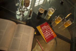 Krater e Ambev abrem inscrições para concurso que selecionará talentos brasileiros para publicar gratuitamente obra sobre o mundo cervejeiro.