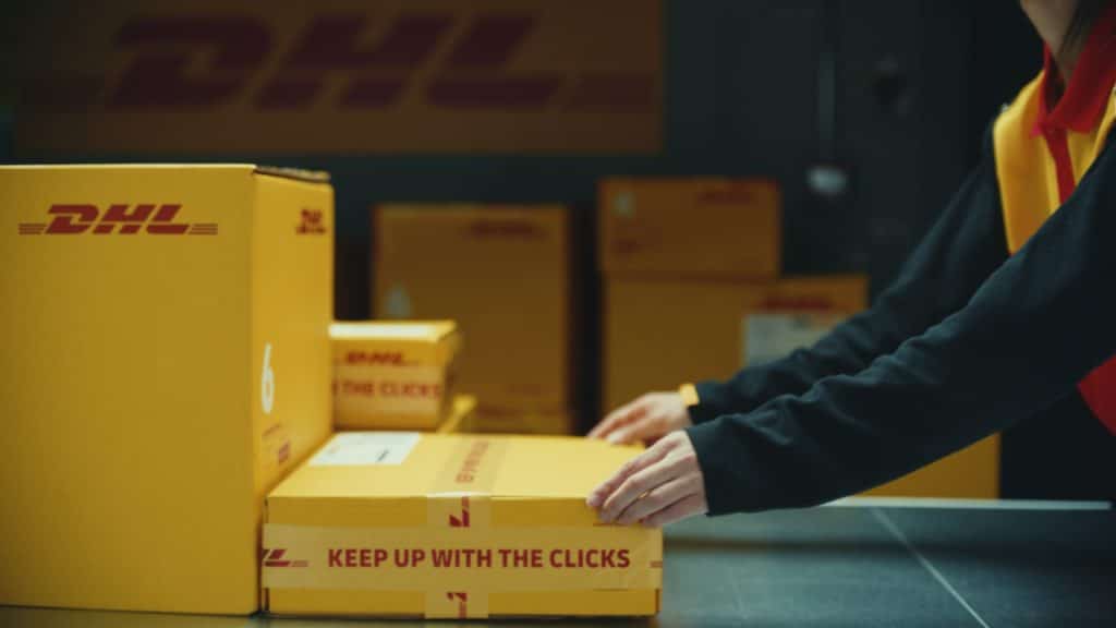 DHL destaca sua expertise em e-commerce com campanha global de marca.
