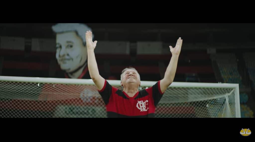 Zico faz gol em homenagem ao pai em campanha do Mercado Livre.